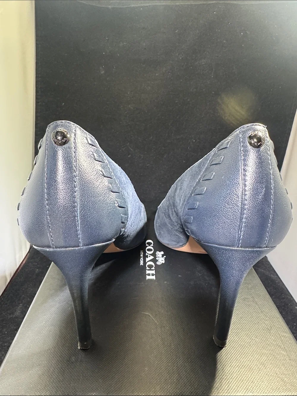COACH Like NEW “Sophie” Suede & Leather Pointed Toe Pumps in Midnight Navy Sz 9M - Picture 9 of 10